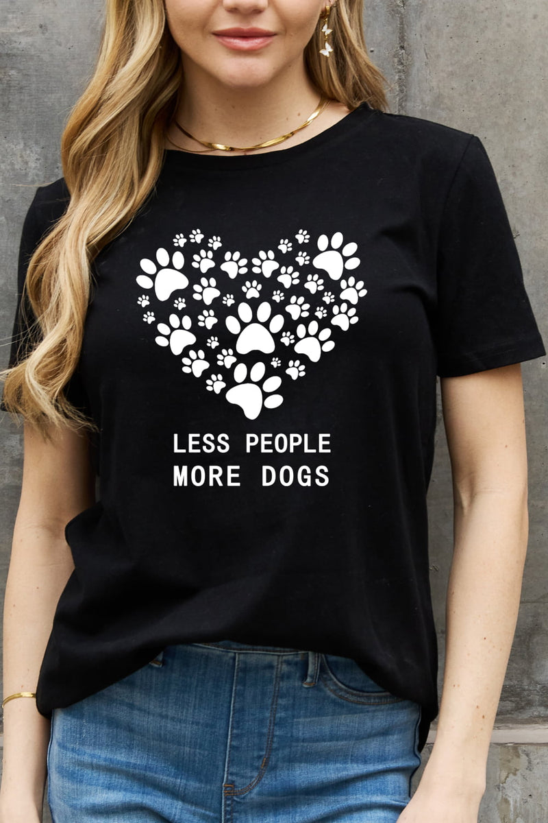 Camiseta de algodón con estampado de corazón de tamaño completo MENOS PERSONAS MÁS PERROS de Simply Love