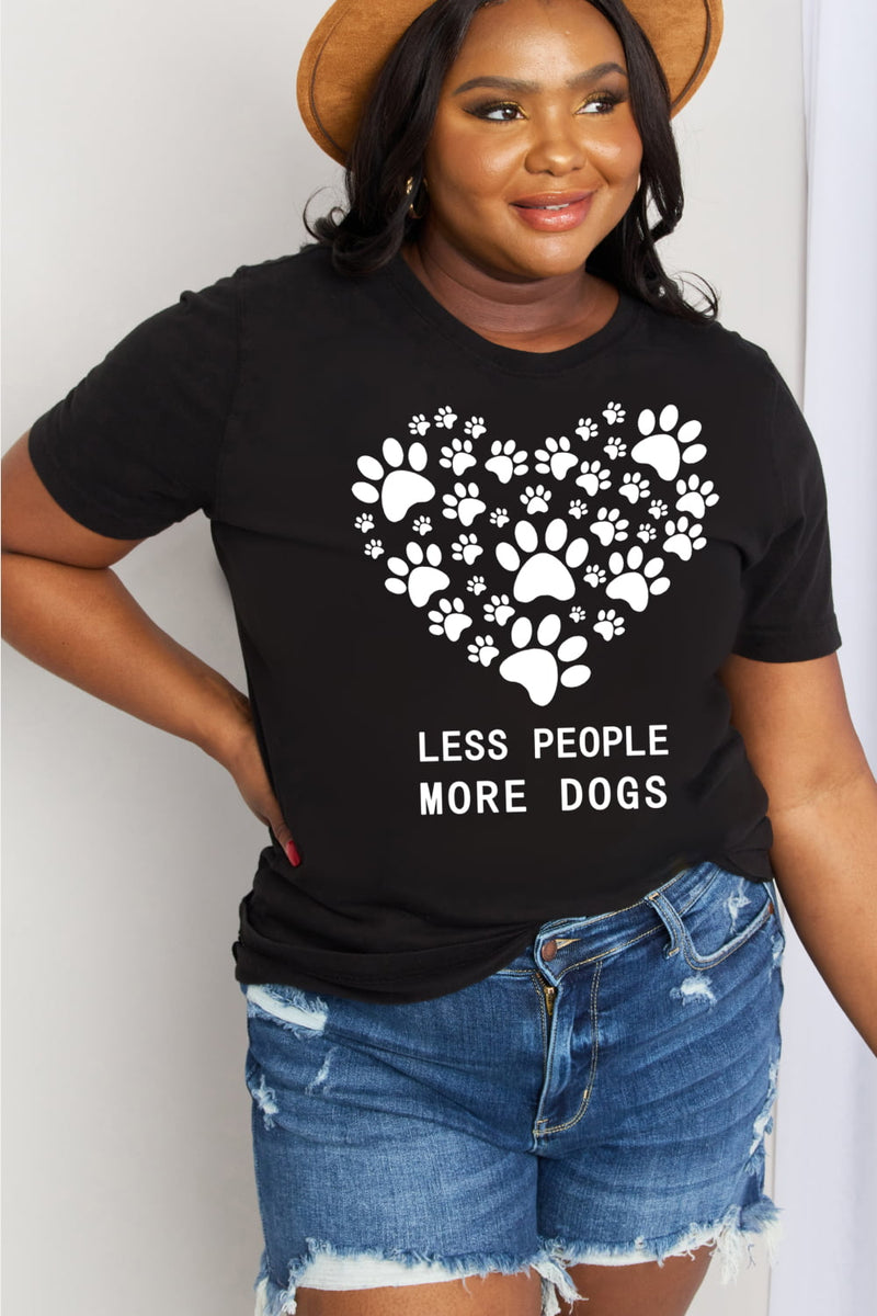 Camiseta de algodón con estampado de corazón de tamaño completo MENOS PERSONAS MÁS PERROS de Simply Love