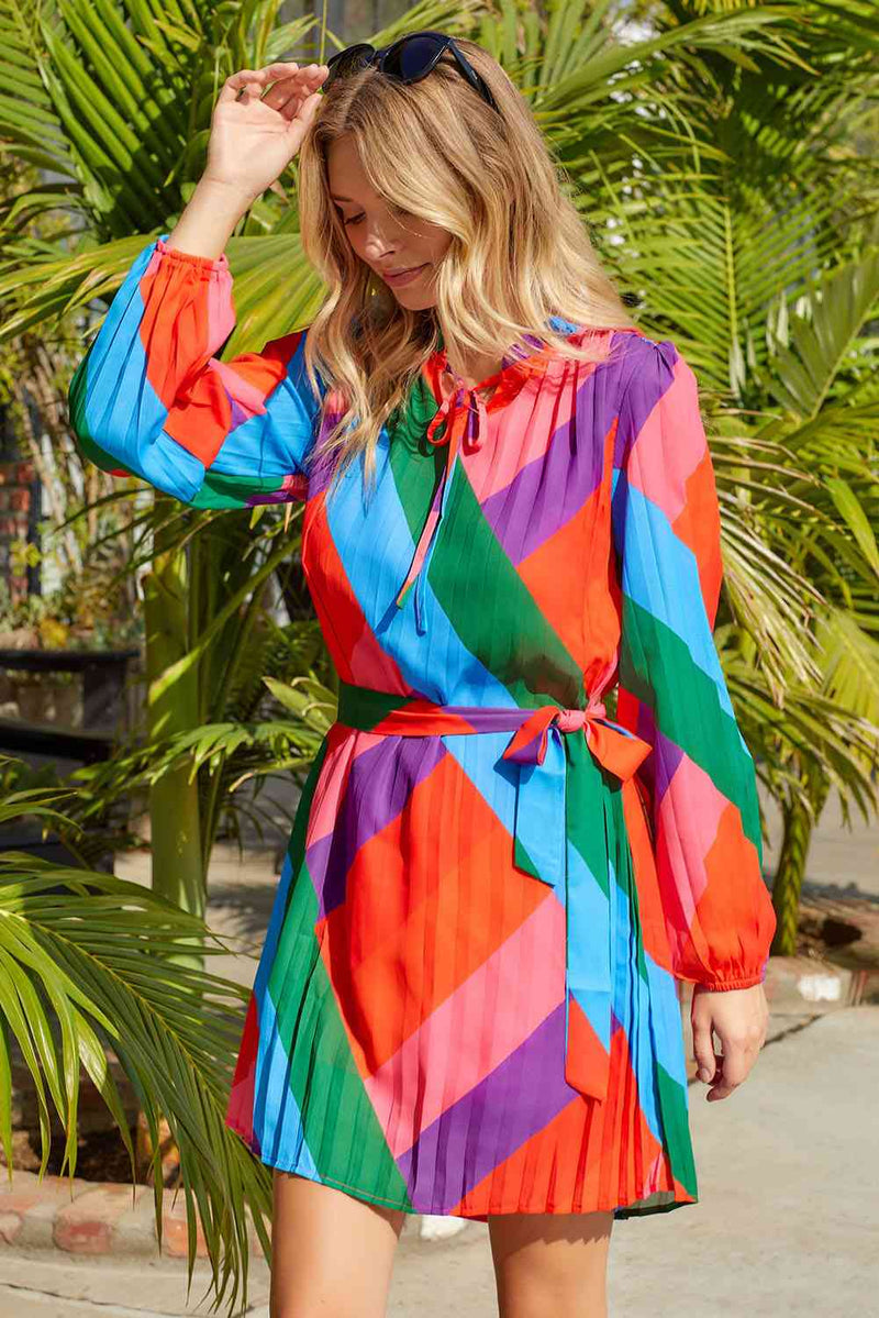 Robe multicolore à manches ballon plissée et nouée à la taille