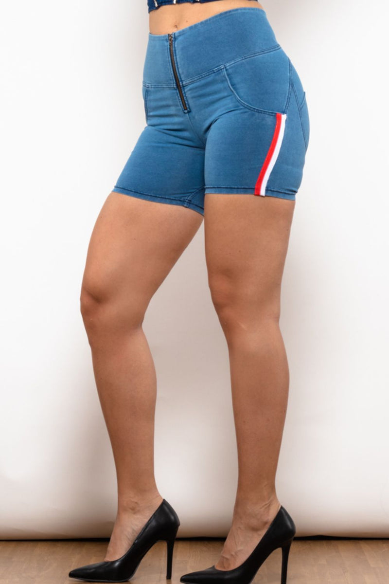 Pantalones cortos de mezclilla con cierre de cremallera y rayas laterales de tamaño completo
