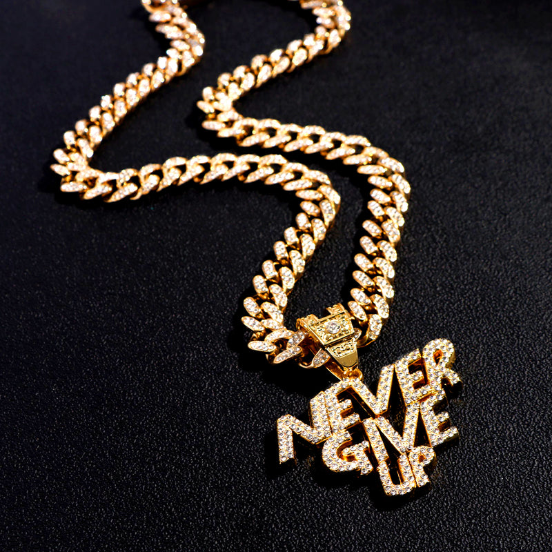 NUNCA TE RINDAS Collar con colgante de letra unisex Iced Out