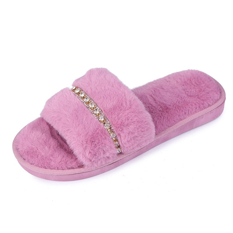 Pantuflas peludas informales para mujer con detalle de pedrería 