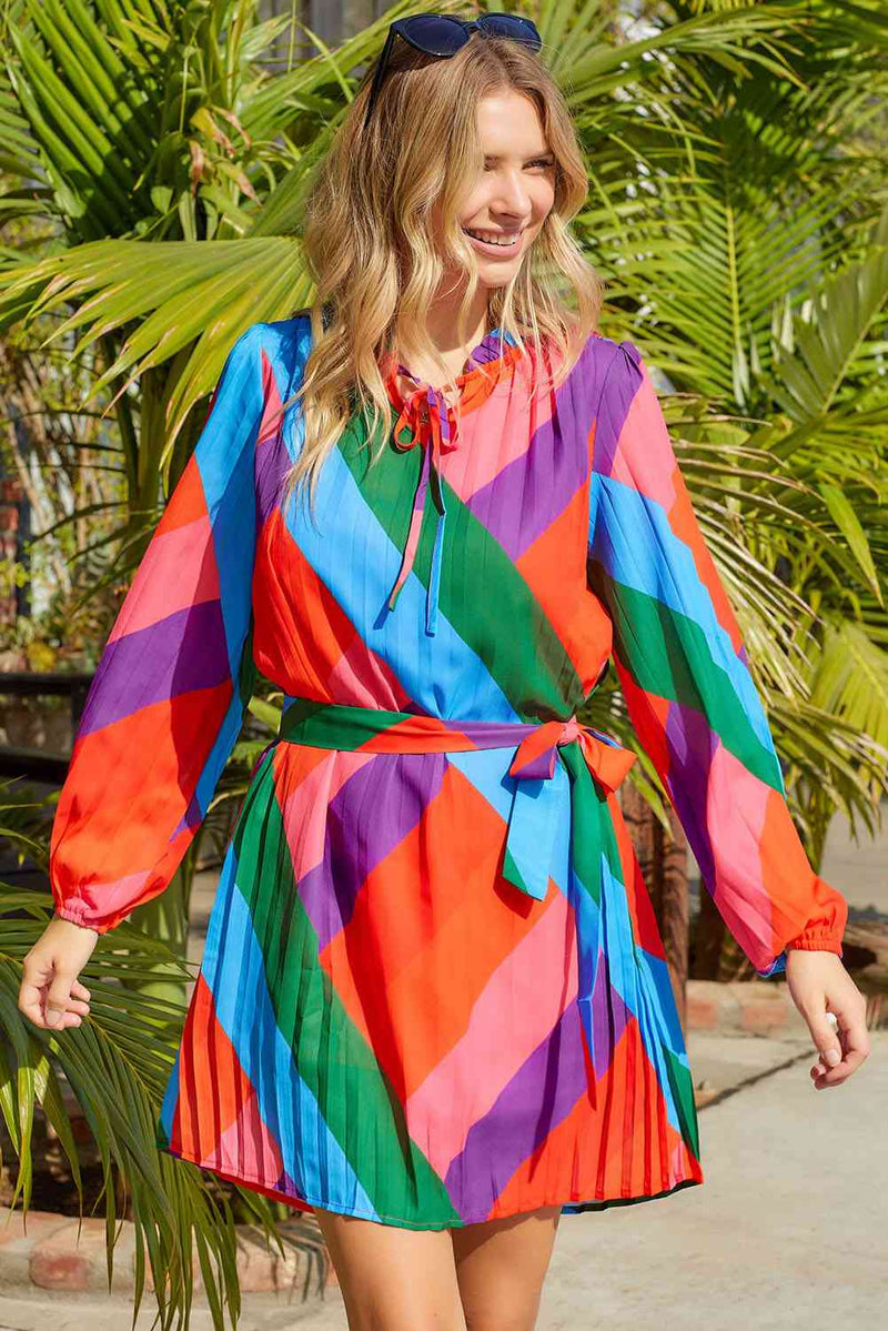 Robe multicolore à manches ballon plissée et nouée à la taille